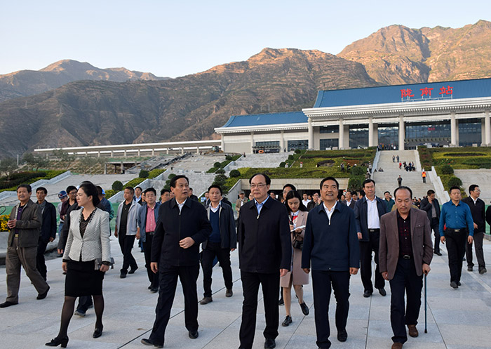 全國(guó)、省市政協(xié)委員體驗(yàn)蘭渝鐵路、視察階州廣場(chǎng)