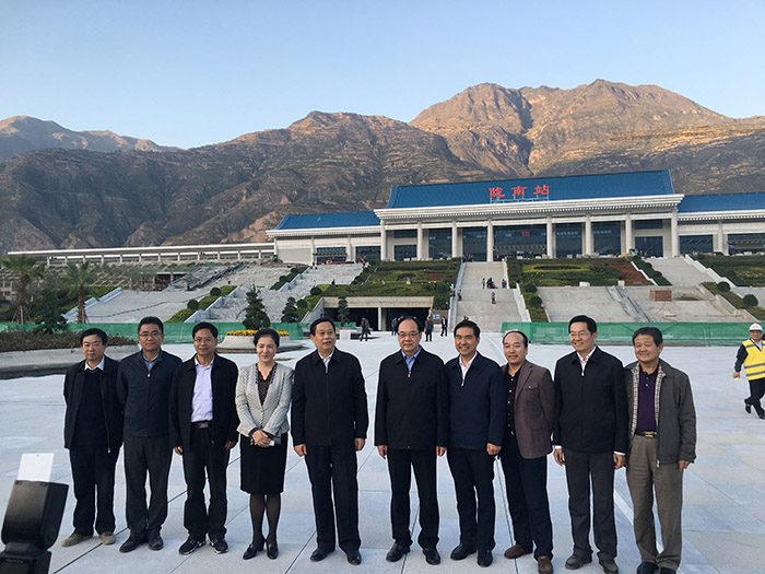 全國(guó)、省市政協(xié)委員體驗(yàn)蘭渝鐵路、視察階州廣場(chǎng)