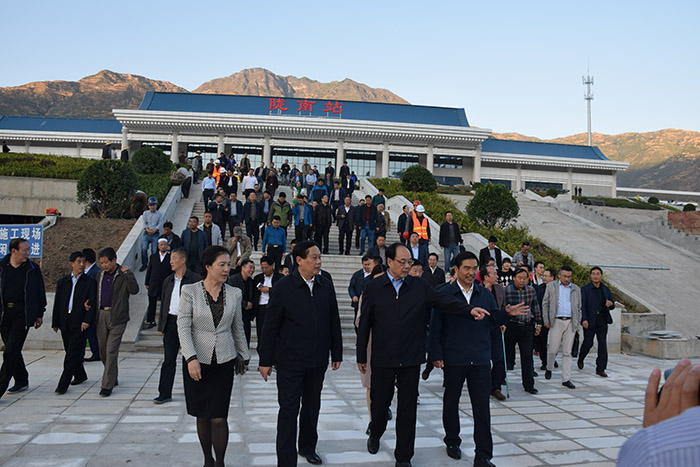 全國(guó)、省市政協(xié)委員體驗(yàn)蘭渝鐵路、視察階州廣場(chǎng)