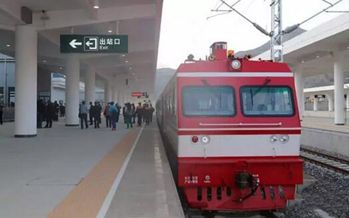 全國(guó)、省市政協(xié)委員體驗(yàn)蘭渝鐵路、視察階州廣場(chǎng)