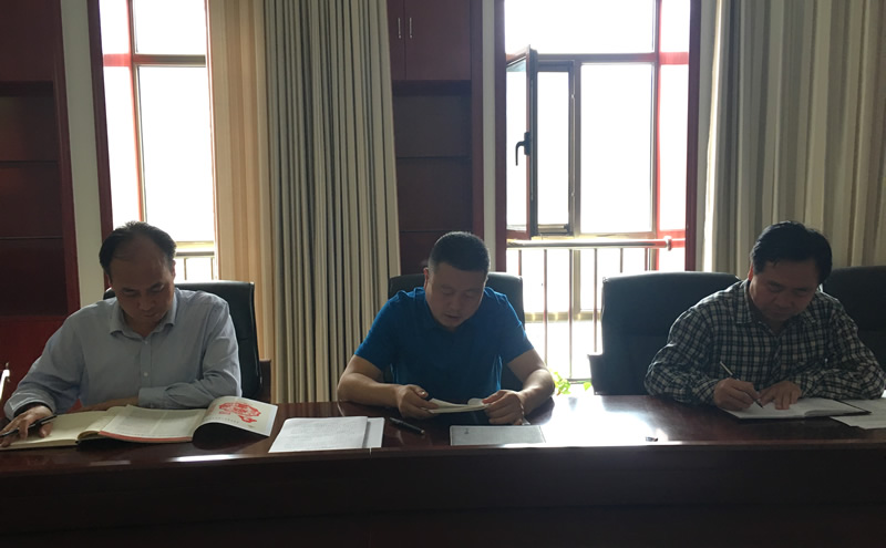 市龍江城鄉(xiāng)發(fā)展集團公司召開推進“兩學(xué)一做”學(xué)習教育常態(tài)化制度化暨黨風廉政建設(shè)工作會議