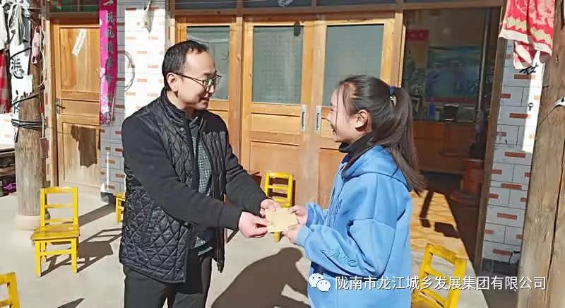 堅持精準(zhǔn)幫扶，合力脫貧攻堅——市龍江城鄉(xiāng)發(fā)展集團(tuán)、隴南太平洋財險公司聯(lián)合開展幫扶文縣橋頭鎮(zhèn)安子坡村2019年春節(jié)慰問活動