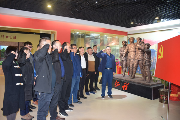 市龍江集團(tuán)開展“不忘初心、牢記使命”主題黨日活動