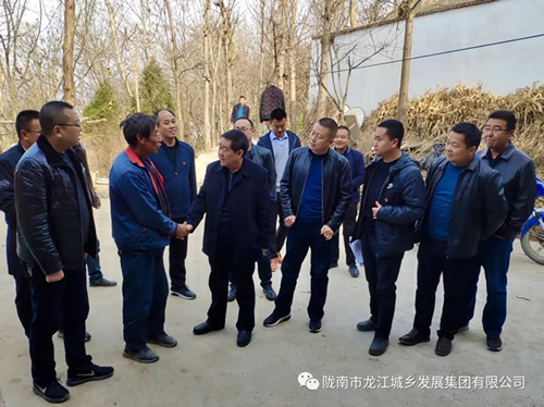 市龍江集團(tuán)在文縣橋頭鎮(zhèn)安子坡村開展“解難題、辦實(shí)事、送溫暖”活動