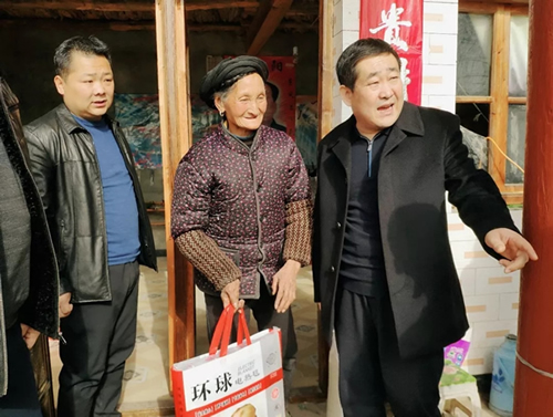 市龍江集團(tuán)在文縣橋頭鎮(zhèn)安子坡村開展“解難題、辦實(shí)事、送溫暖”活動