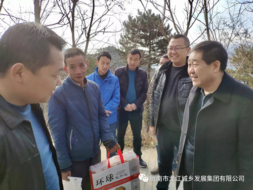 市龍江集團(tuán)在文縣橋頭鎮(zhèn)安子坡村開展“解難題、辦實(shí)事、送溫暖”活動